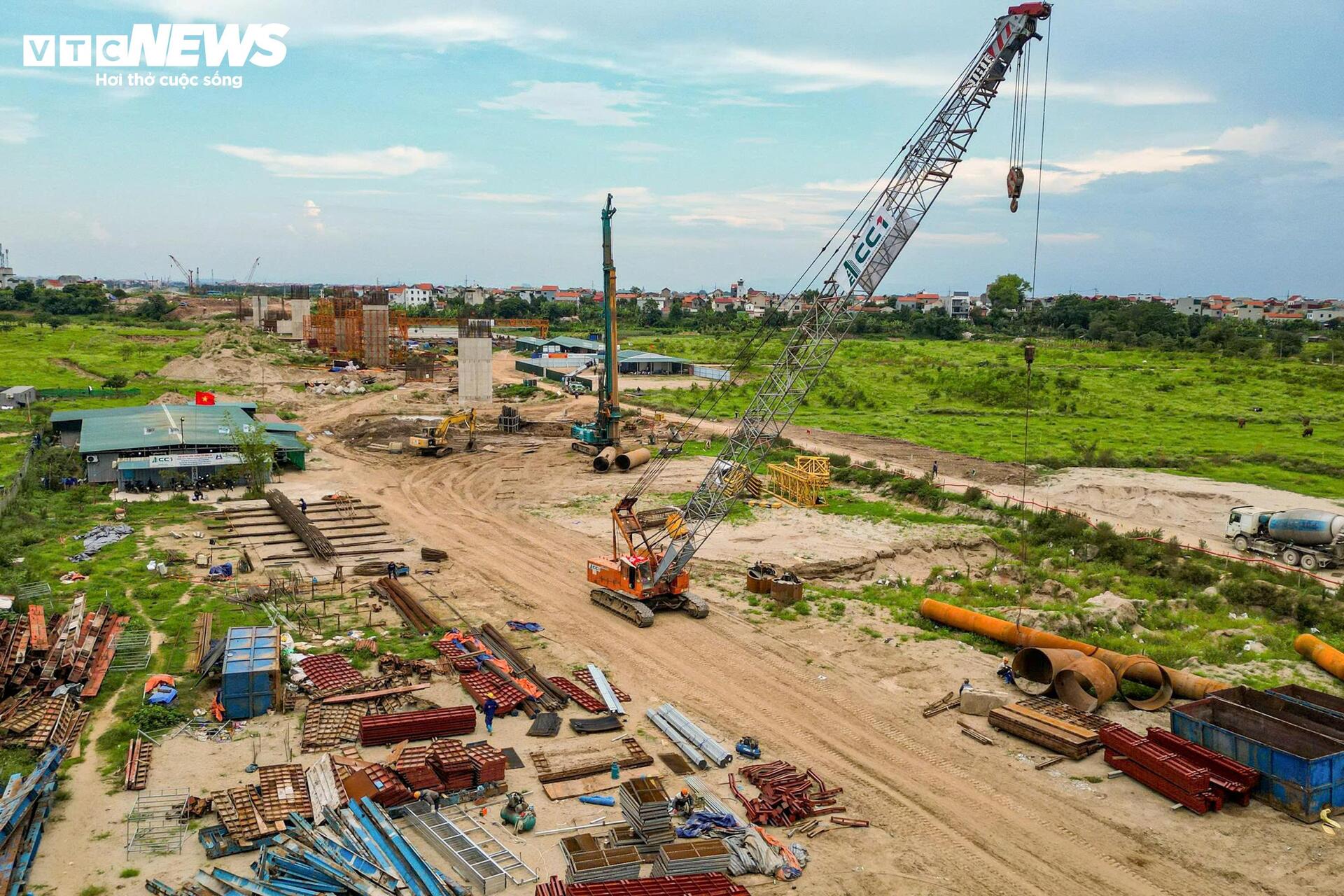 Loạt trụ cầu Hồng Hà vươn cao trên sông Hồng sau hơn nửa năm thi công - Ảnh 10