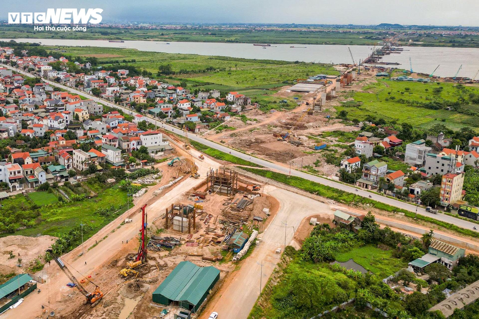 Loạt trụ cầu Hồng Hà vươn cao trên sông Hồng sau hơn nửa năm thi công - Ảnh 11