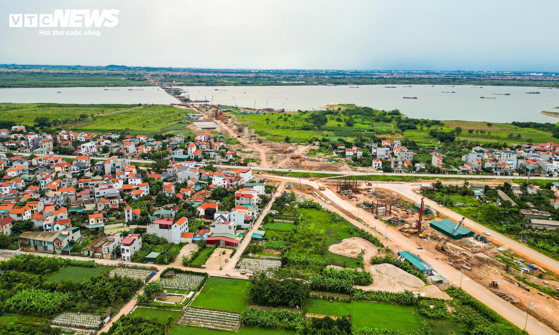 Loạt trụ cầu Hồng Hà vươn cao trên sông Hồng sau hơn nửa năm thi công - Ảnh 1
