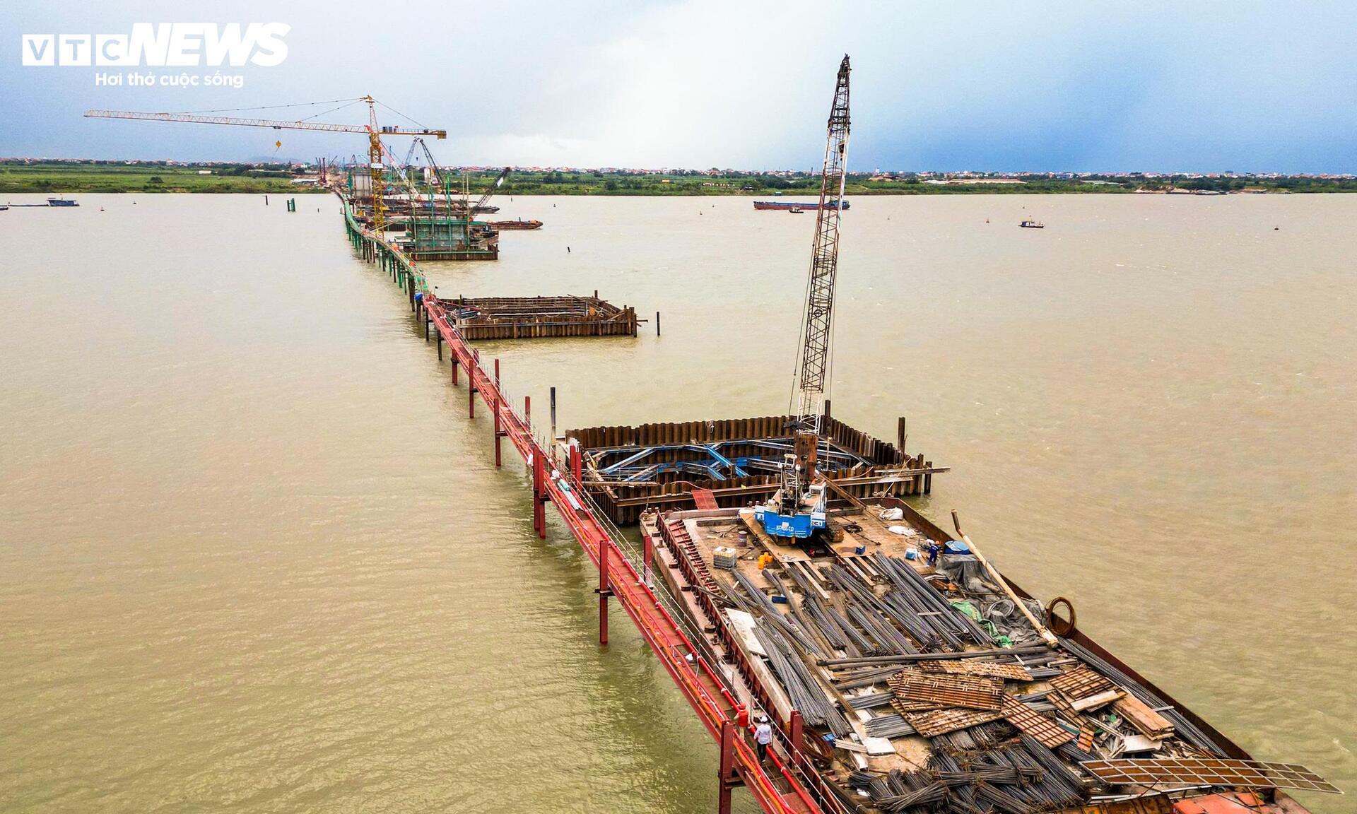 Loạt trụ cầu Hồng Hà vươn cao trên sông Hồng sau hơn nửa năm thi công - Ảnh 2