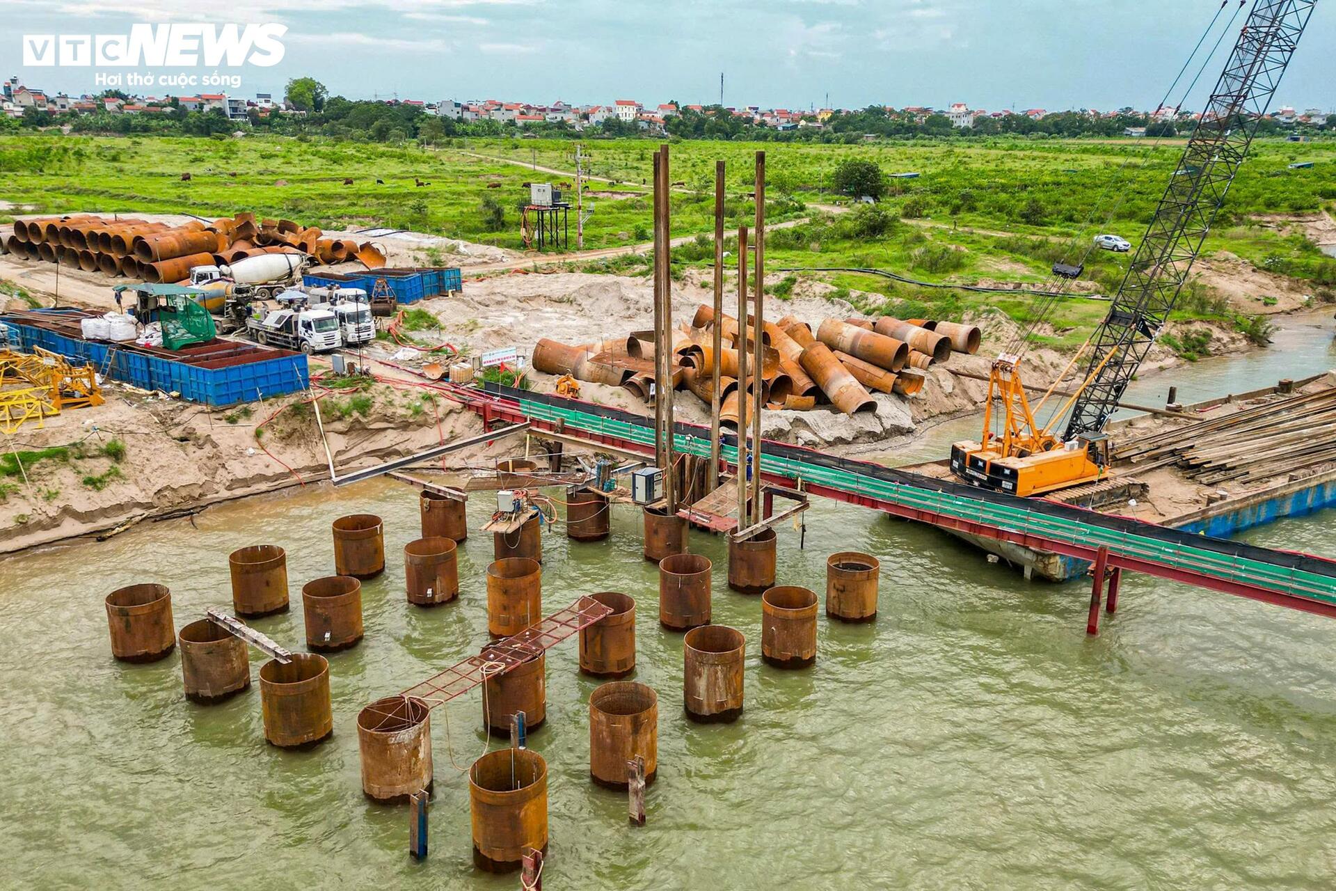 Loạt trụ cầu Hồng Hà vươn cao trên sông Hồng sau hơn nửa năm thi công - Ảnh 4