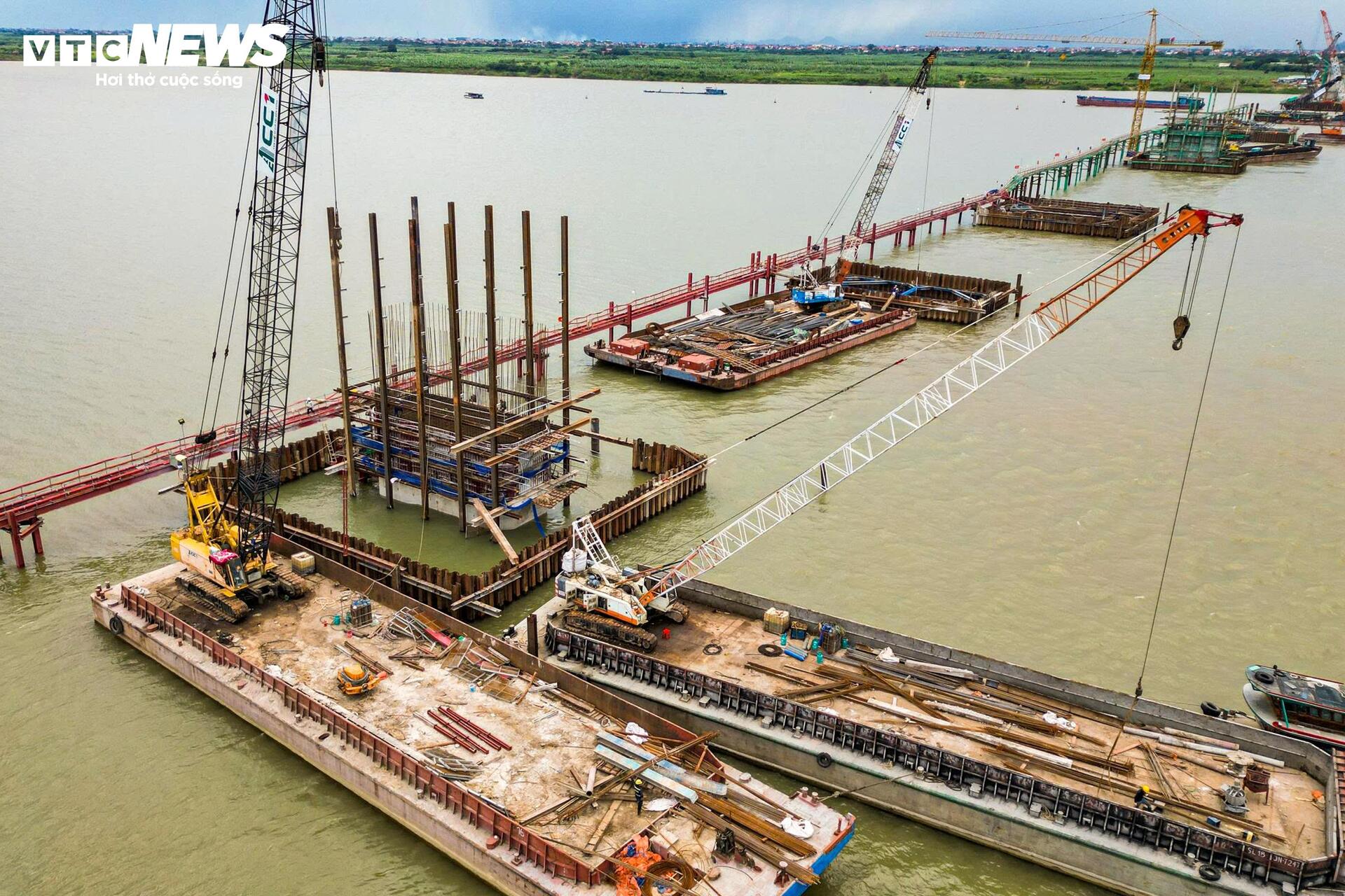 Loạt trụ cầu Hồng Hà vươn cao trên sông Hồng sau hơn nửa năm thi công - Ảnh 7
