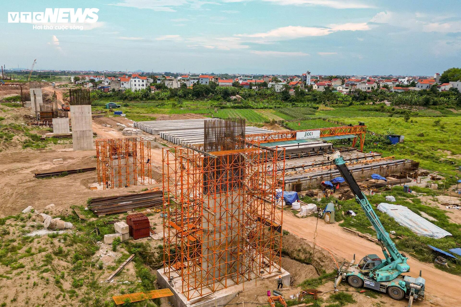 Loạt trụ cầu Hồng Hà vươn cao trên sông Hồng sau hơn nửa năm thi công - Ảnh 8