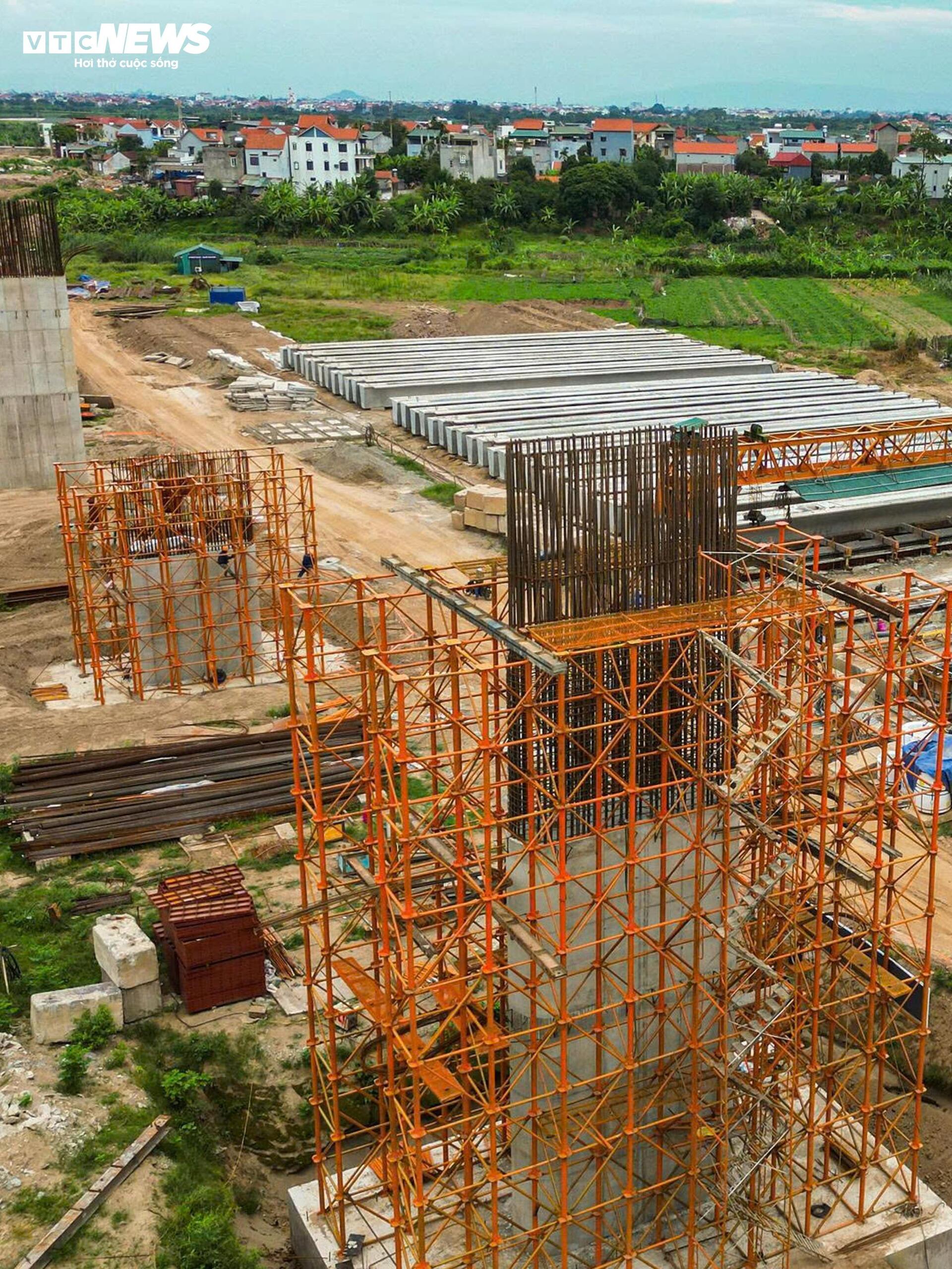 Loạt trụ cầu Hồng Hà vươn cao trên sông Hồng sau hơn nửa năm thi công - Ảnh 9