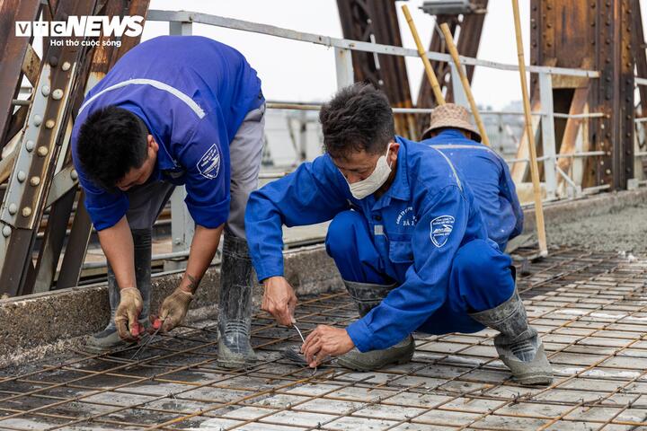 Diện mạo mới của cầu Long Biên sau hơn một tháng cấm xe sửa chữa - Ảnh 9