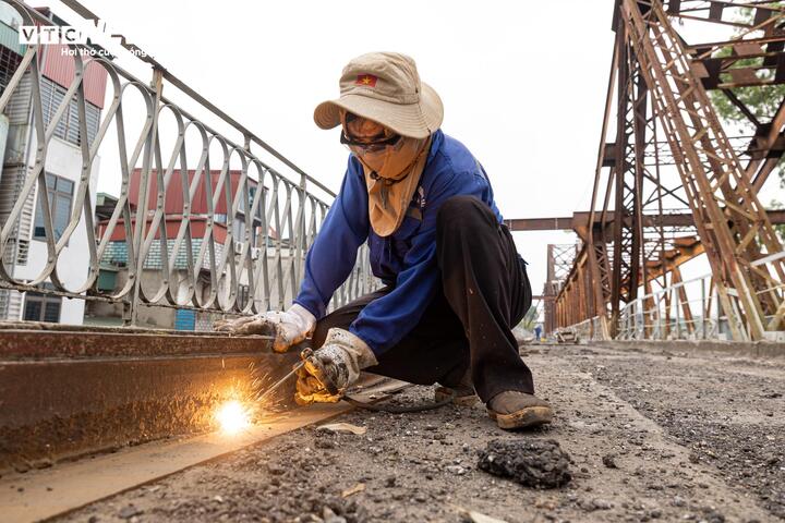 Diện mạo mới của cầu Long Biên sau hơn một tháng cấm xe sửa chữa - Ảnh 12