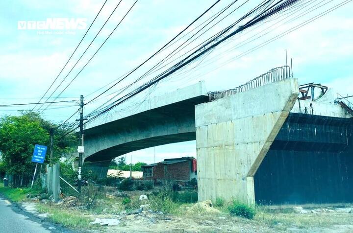 Cắm biển báo công trường thi công nhưng 2 năm trời không thấy bóng công nhân - Ảnh 2