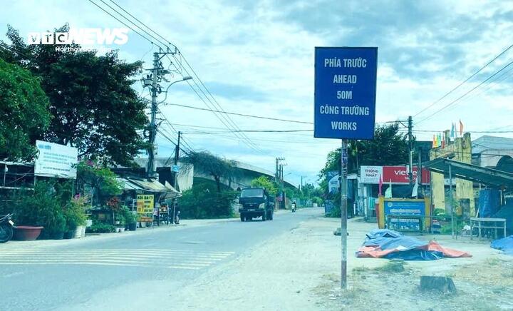 Cắm biển báo công trường thi công nhưng 2 năm trời không thấy bóng công nhân - Ảnh 1