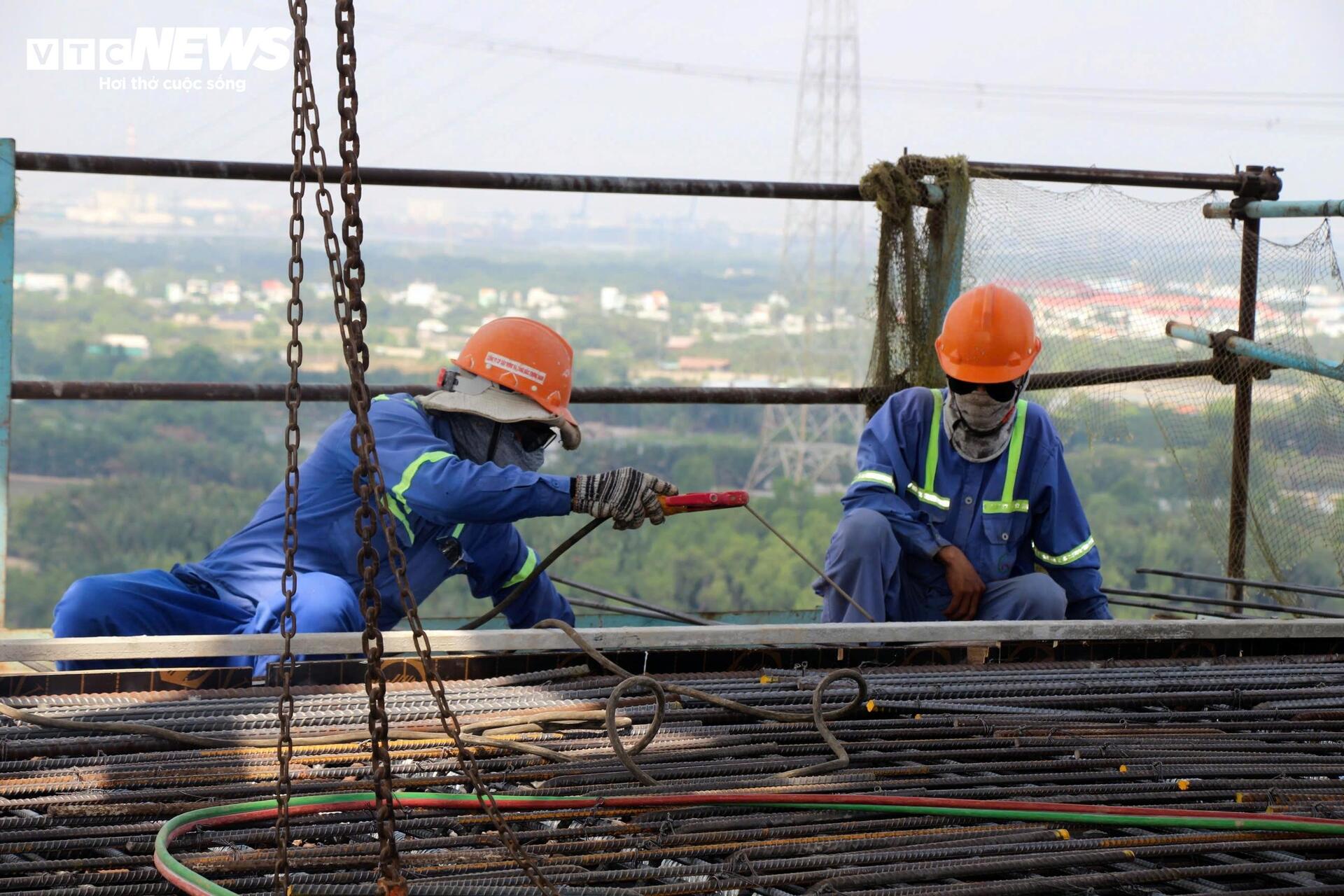 Công trường TP Đồng Nai thi công xuyên lễ 30/4, tăng tốc loạt dự án trọng điểm - Ảnh 2