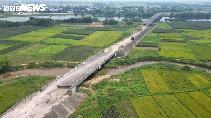 Cận cảnh cầu thuộc dự án 250 tỷ xây xong 'chỉ để ngắm' - Ảnh 4