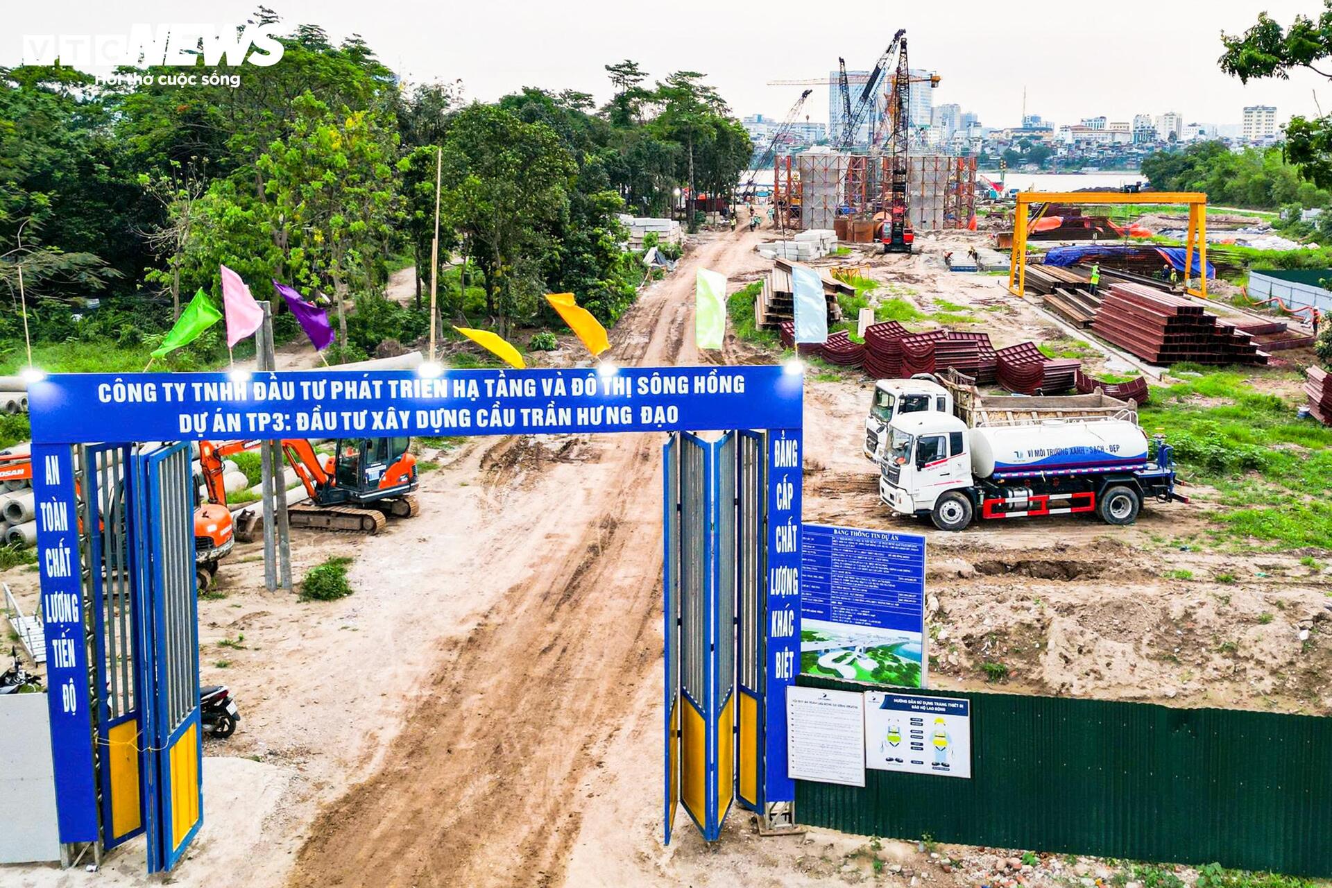 Tấp nập thi công cầu vượt sông Hồng gần 16.000 tỷ đồng - Ảnh 3