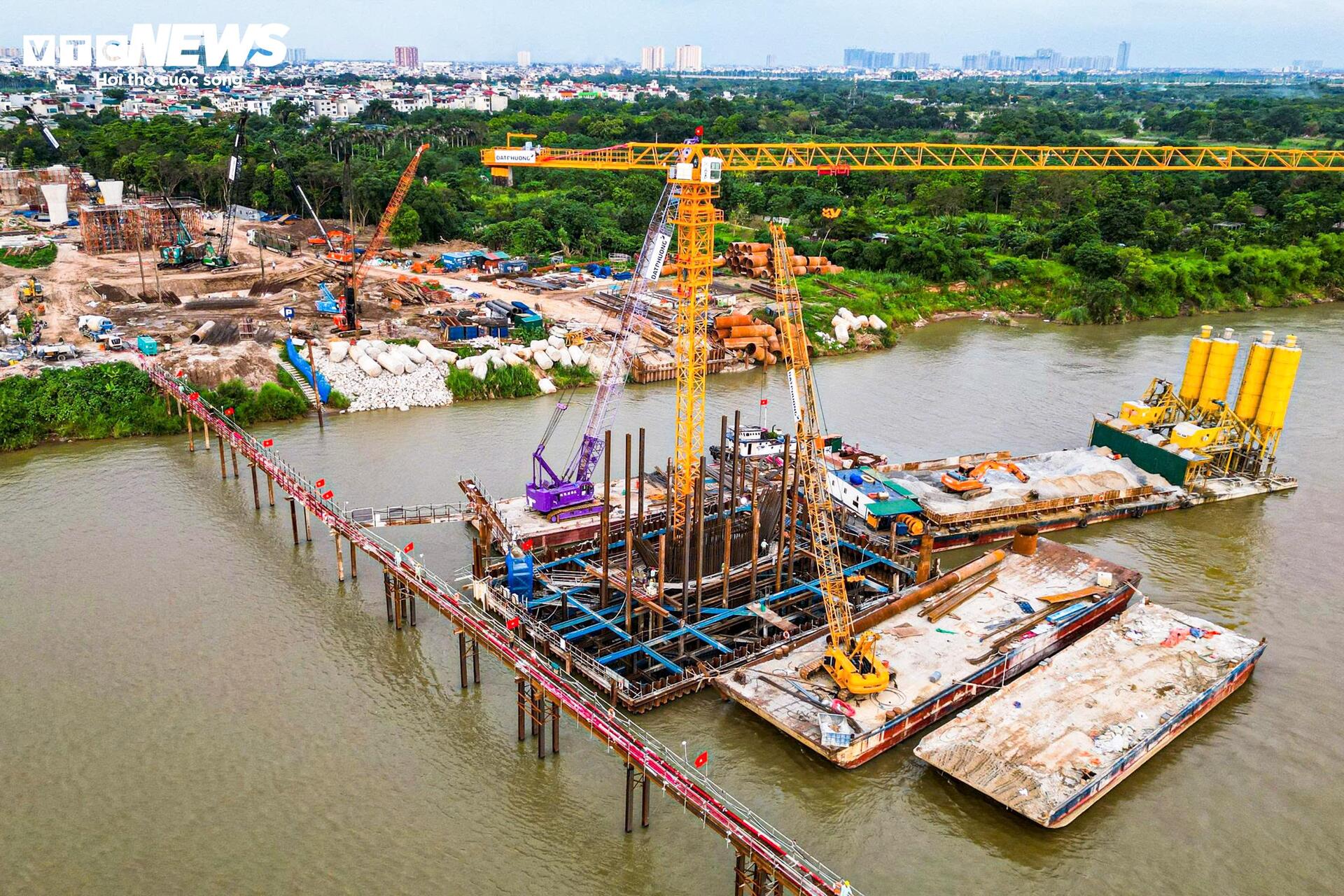 Tấp nập thi công cầu vượt sông Hồng gần 16.000 tỷ đồng - Ảnh 5