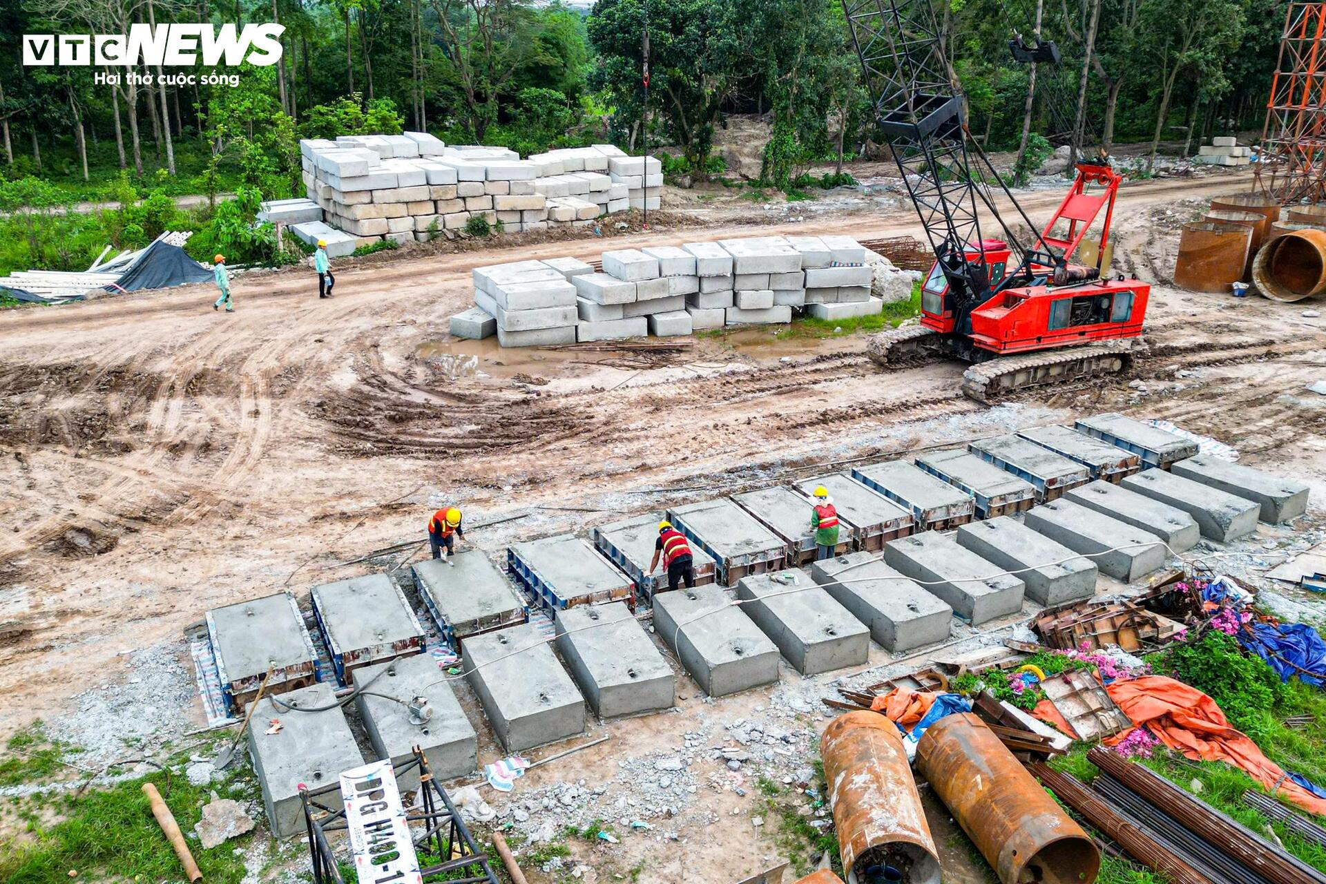 Tấp nập thi công cầu vượt sông Hồng gần 16.000 tỷ đồng - Ảnh 7