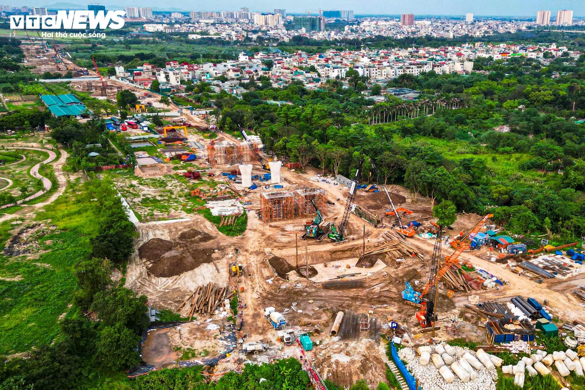 Tấp nập thi công cầu vượt sông Hồng gần 16.000 tỷ đồng - Ảnh 8