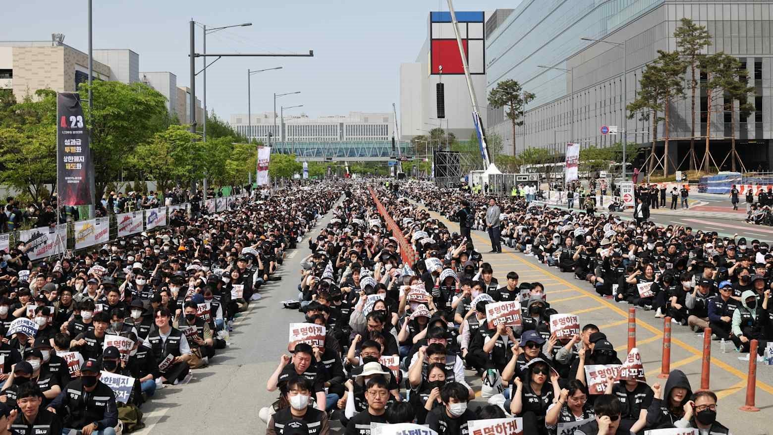 40.000 nhân viên Samsung sắp ngừng việc tập thể 18 ngày, nguy cơ gián đoạn nguồn cung chip AI toàn cầu - Ảnh 1