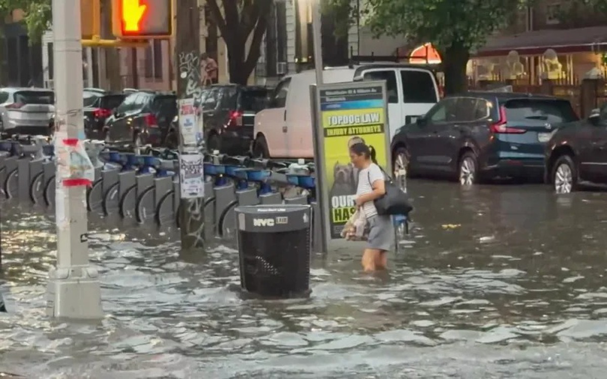 New York ngập như sông: Vừa xuống xe buýt, người phụ nữ bị cuốn trôi