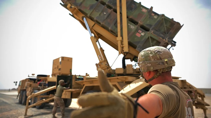 Lo Mỹ "cạn tên lửa" vì chiến sự với Iran, NATO họp khẩn - Ảnh 1