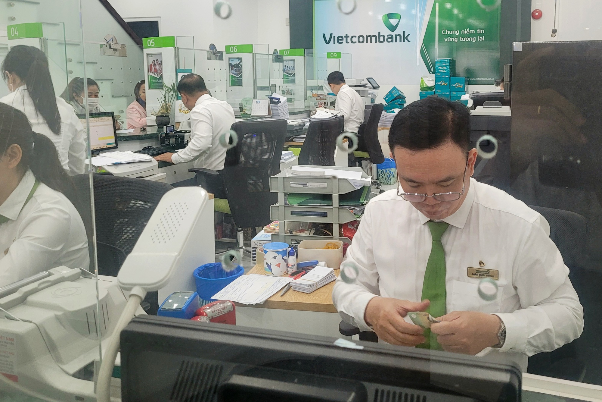 Ngân hàng gia tăng phòng thủ nợ xấu - Ảnh 1