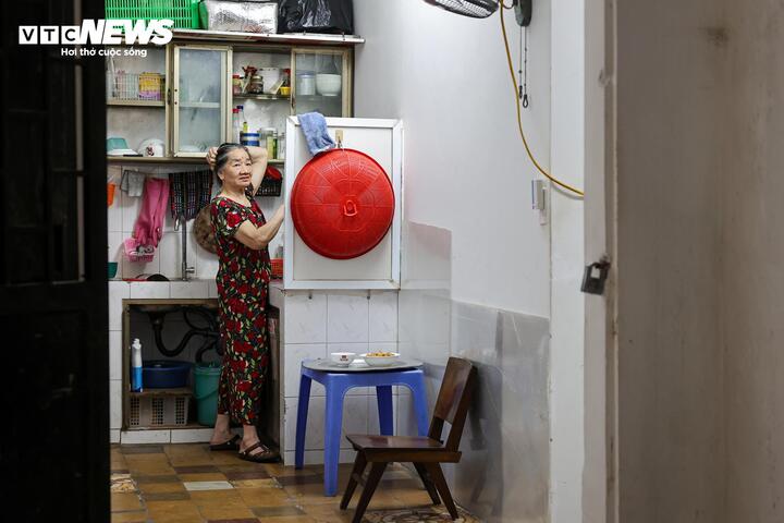 Cận cảnh khu tập thể dày đặc 'chuồng cọp' ở Hà Nội đang chờ cải tạo - Ảnh 16