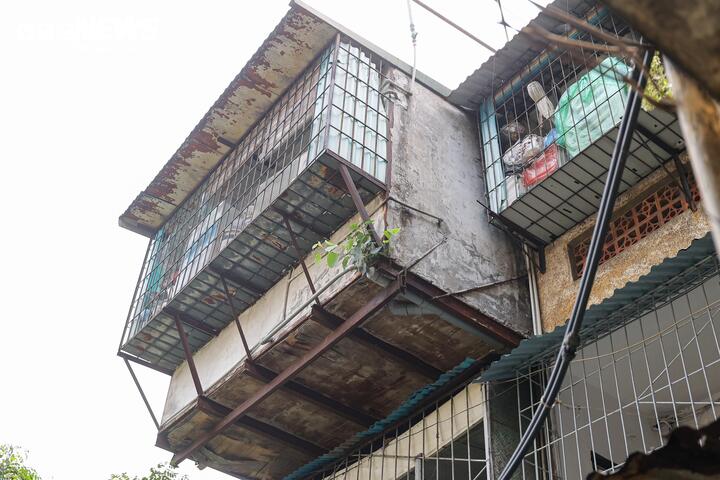 Cận cảnh khu tập thể dày đặc 'chuồng cọp' ở Hà Nội đang chờ cải tạo - Ảnh 11