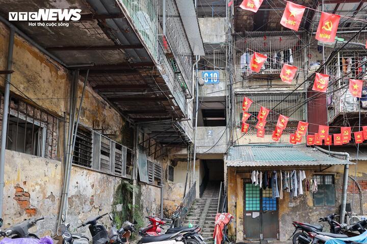 Cận cảnh khu tập thể dày đặc 'chuồng cọp' ở Hà Nội đang chờ cải tạo - Ảnh 22