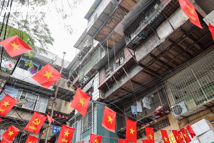 Cận cảnh khu tập thể dày đặc 'chuồng cọp' ở Hà Nội đang chờ cải tạo - Ảnh 12