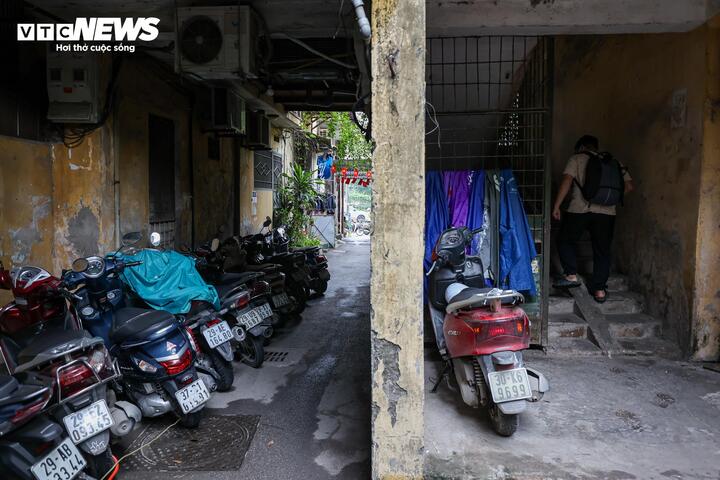 Cận cảnh khu tập thể dày đặc 'chuồng cọp' ở Hà Nội đang chờ cải tạo - Ảnh 4