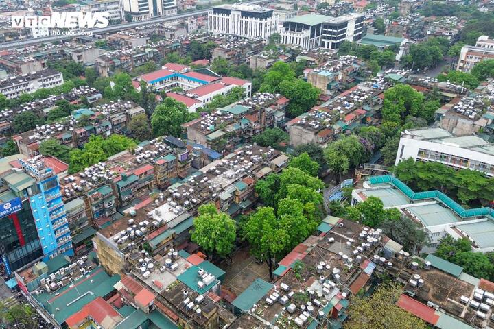 Cận cảnh khu tập thể dày đặc 'chuồng cọp' ở Hà Nội đang chờ cải tạo - Ảnh 1