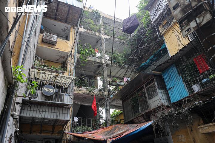 Cận cảnh khu tập thể dày đặc 'chuồng cọp' ở Hà Nội đang chờ cải tạo - Ảnh 2