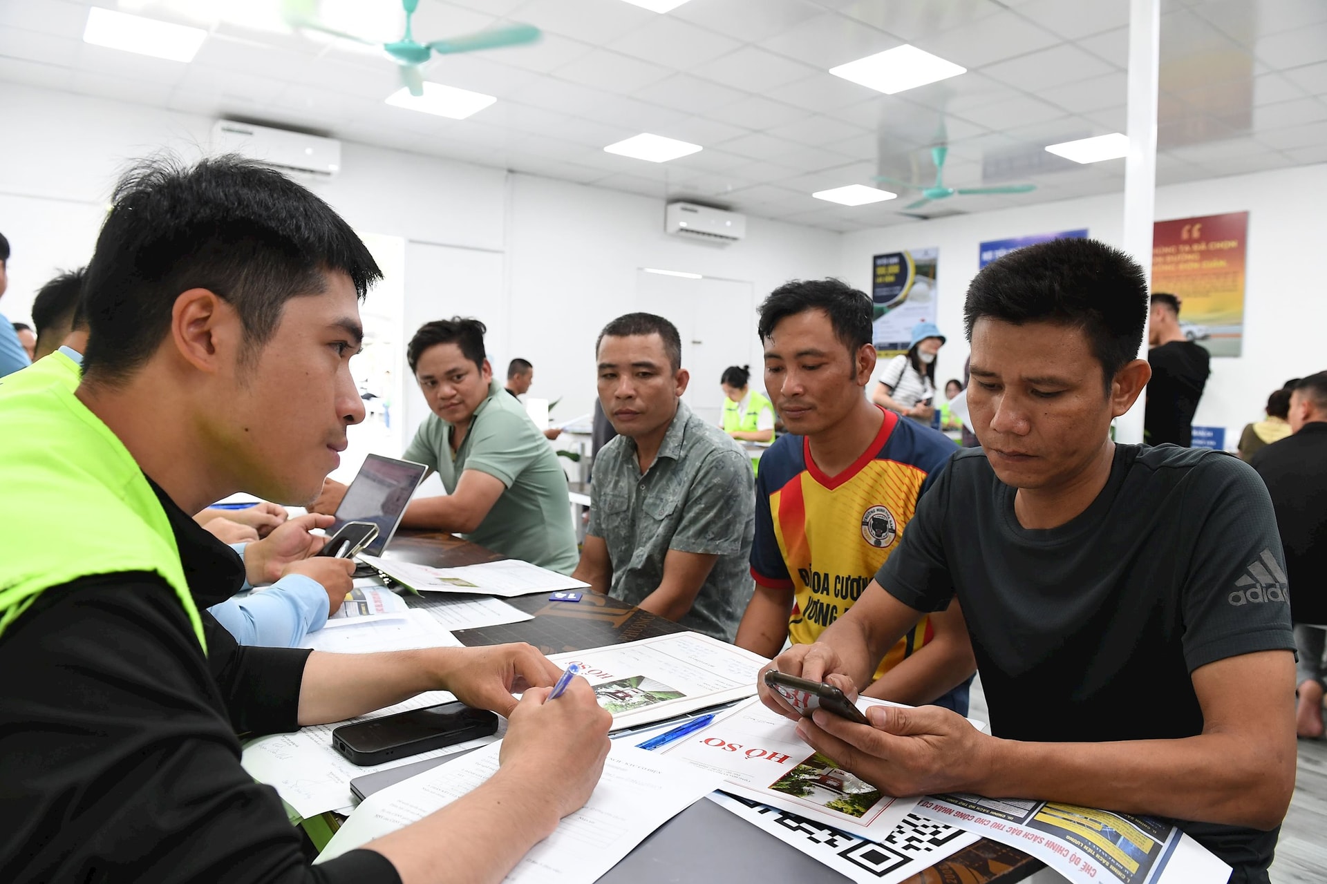 Người bán hàng rong, phụ hồ, lao động tự do… bỗng trở thành nhân viên của tỷ phú Phạm Nhật Vượng, được hưởng phúc lợi trong hệ sinh thái lớn nhất Việt Nam - Ảnh 3