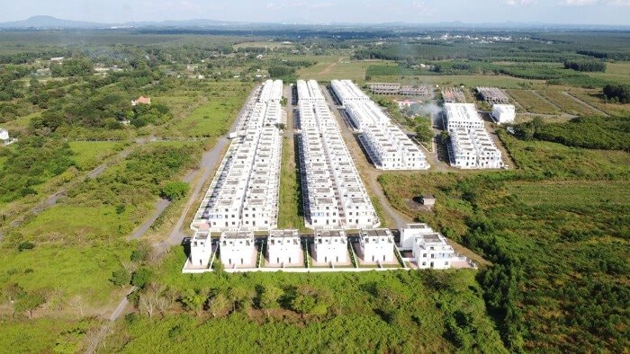 Một doanh nghiệp bất động sản bị Ngân hàng Quân đội phong tỏa gần 1.600 tỷ đồng, nợ quá hạn số tiền lớn tại VPBank và Sacombank - Ảnh 1