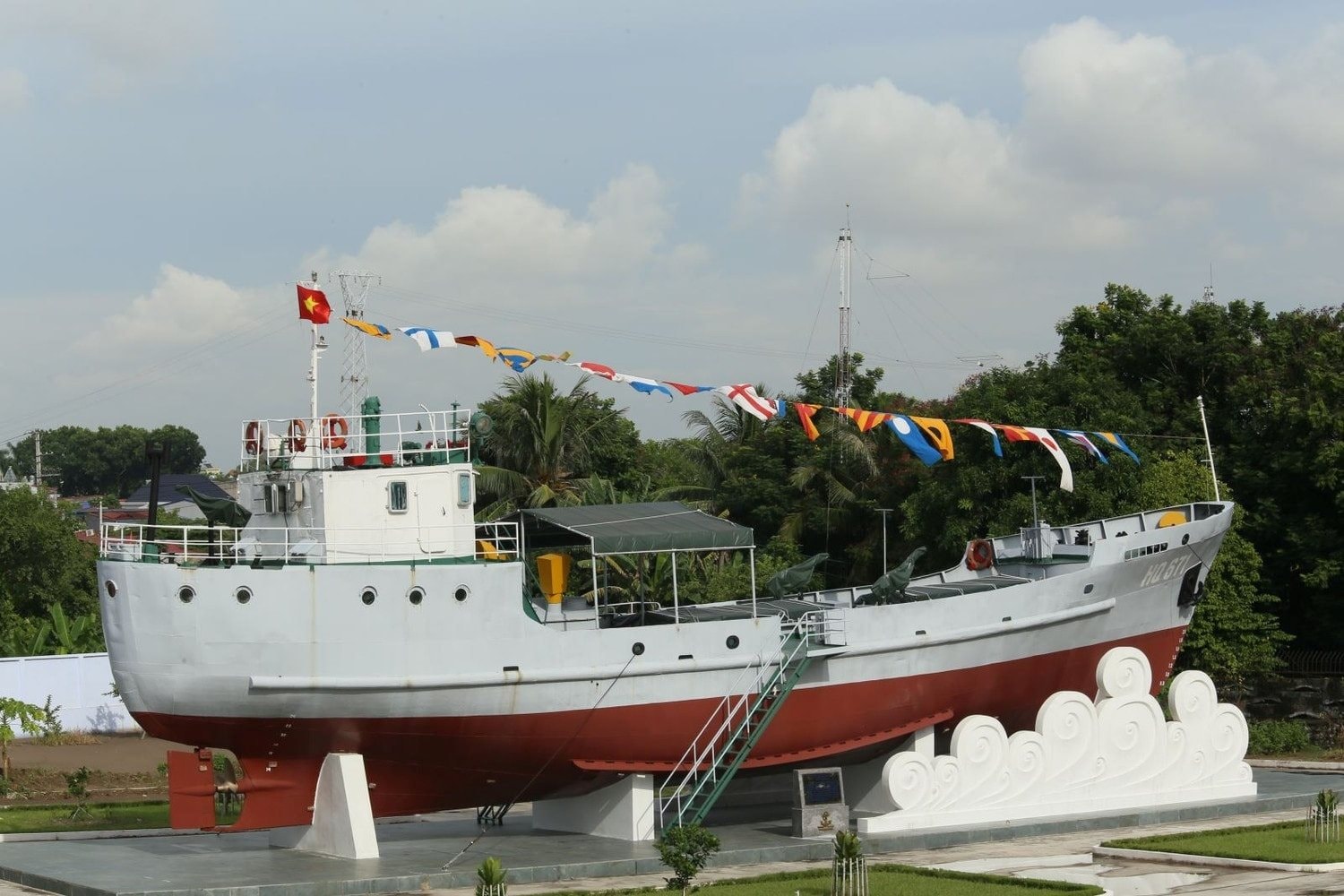 Con tàu 64 năm tuổi lâu đời nhất Việt Nam, được công nhận là bảo vật quốc gia - Ảnh 1