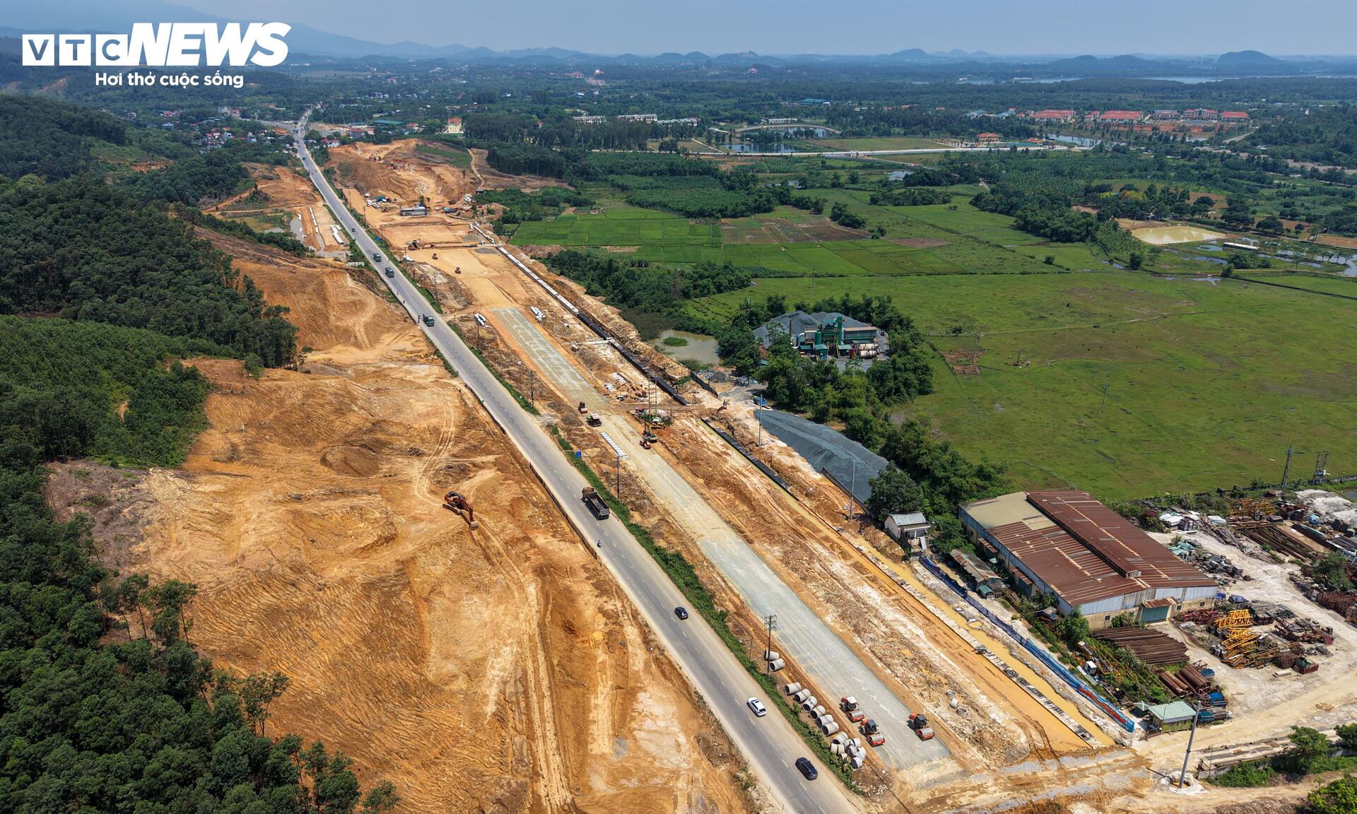 Hiện trạng cao tốc 5.200 tỷ đồng nối Đại lộ Thăng Long trước ngày thông tuyến - Ảnh 2