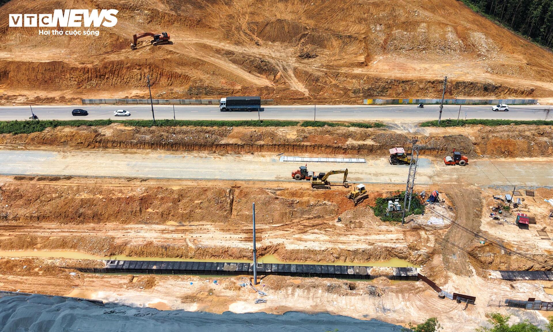Hiện trạng cao tốc 5.200 tỷ đồng nối Đại lộ Thăng Long trước ngày thông tuyến - Ảnh 3