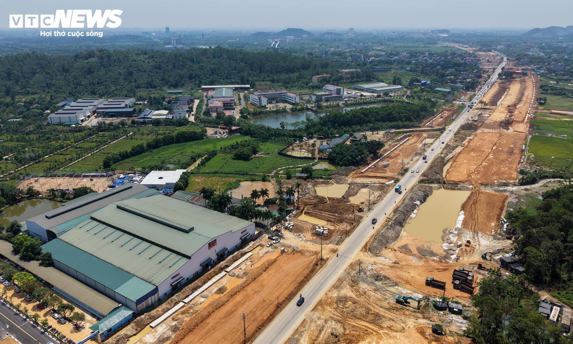 Hiện trạng cao tốc 5.200 tỷ đồng nối Đại lộ Thăng Long trước ngày thông tuyến - Ảnh 6