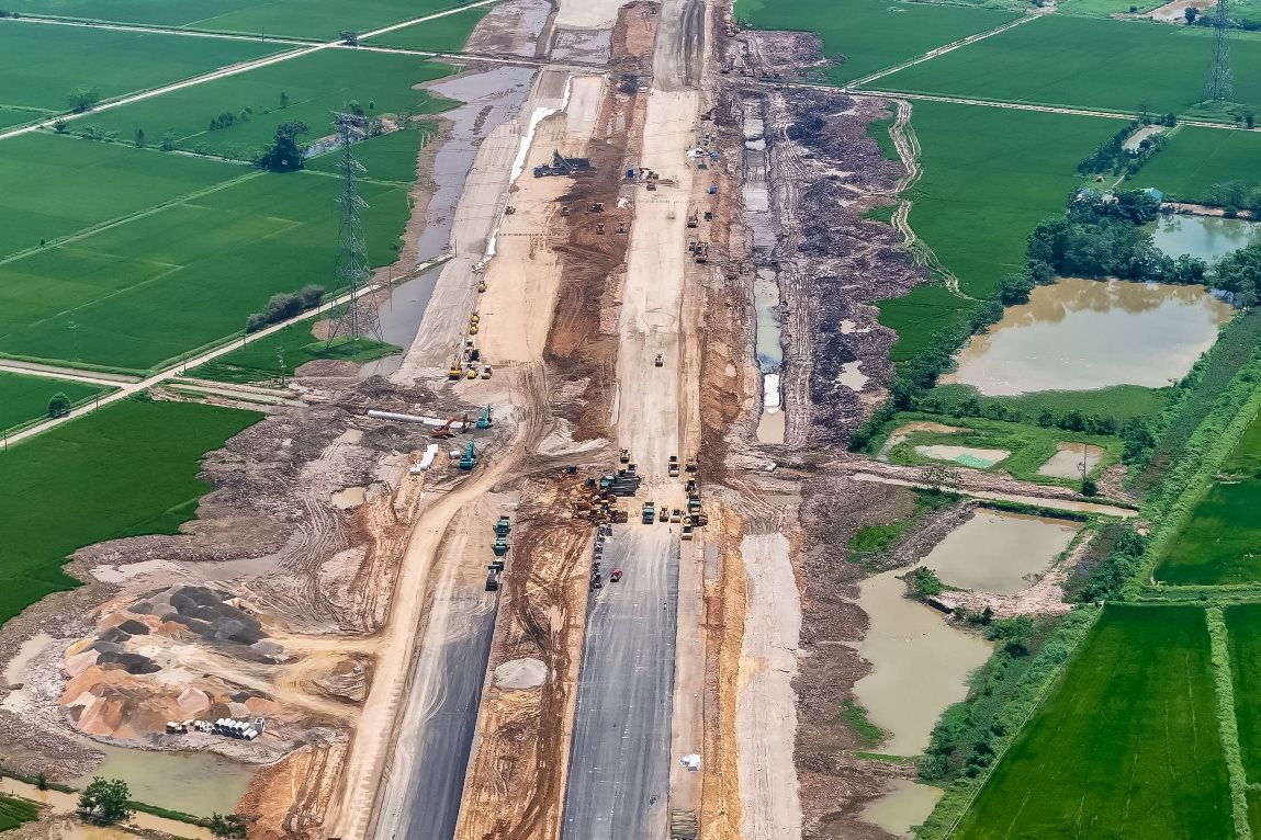 Tuyến đại lộ rộng 120m, dài hơn 2km đang hình thành kết nối sân vận động lớn nhất hành tinh, chạy xuyên qua siêu dự án 925.000 tỷ đồng của Vingroup - Ảnh 3