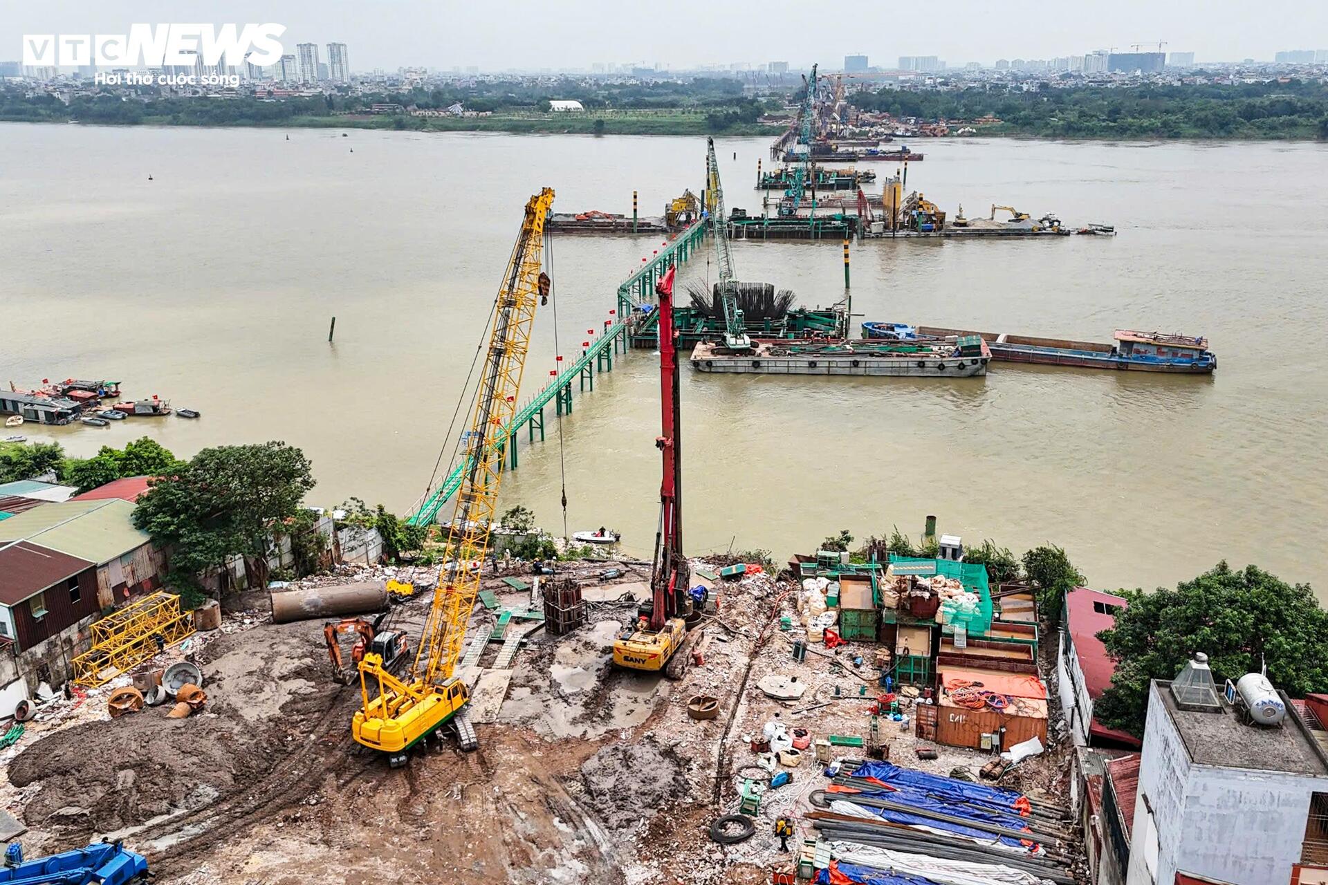 Tấp nập thi công cầu vượt sông Hồng gần 16.000 tỷ đồng - Ảnh 2