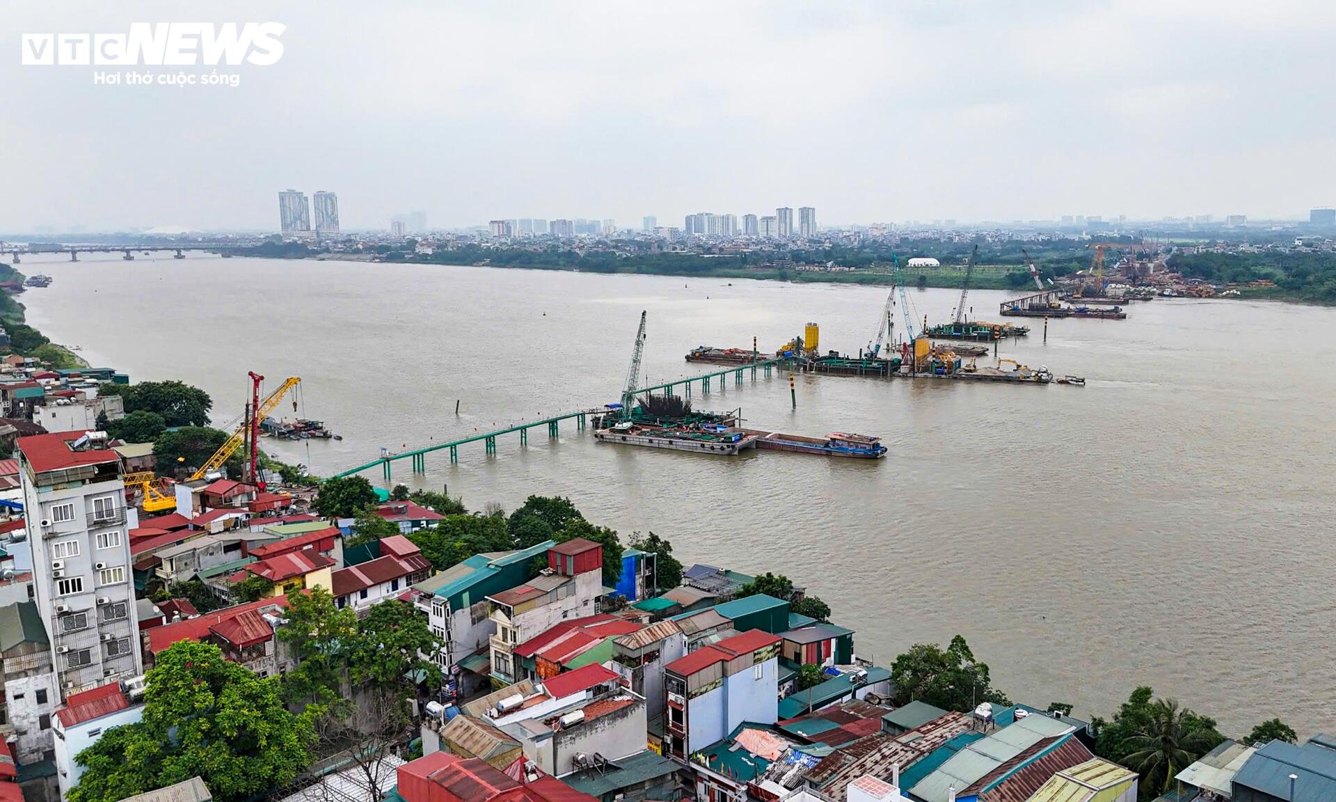 Tấp nập thi công cầu vượt sông Hồng gần 16.000 tỷ đồng - Ảnh 1