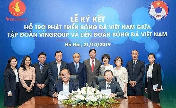 Tỷ phú Phạm Nhật Vượng 18 năm chi hàng trăm triệu USD cho bóng đá Việt Nam và cú bắt tay với 'nhà vua' V.League - Ảnh 5