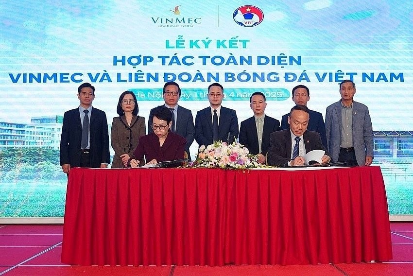 Tỷ phú Phạm Nhật Vượng 18 năm chi hàng trăm triệu USD cho bóng đá Việt Nam và cú bắt tay với 'nhà vua' V.League - Ảnh 6