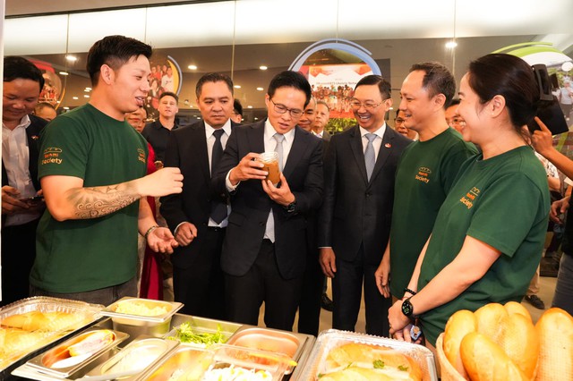 Nữ Giám đốc người Việt bỏ Google, mở tiệm bánh mì tại Singapore: thương hiệu đầu tiên và duy nhất được khách sạn 4 sao "chọn mặt gửi vàng" - Ảnh 1