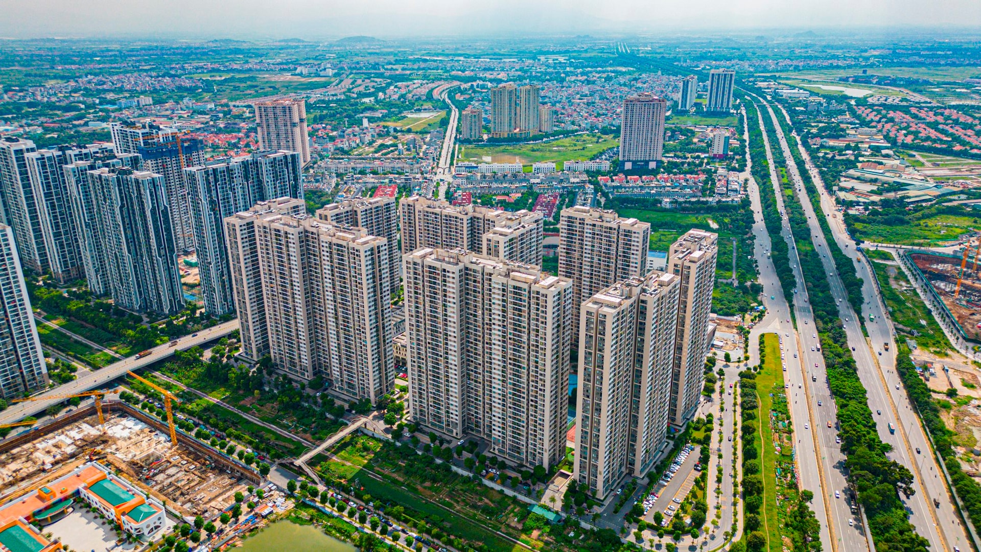 Việt Nam sở hữu một đại lộ rộng kỷ lục, quy mô 16 làn xe đẹp như Châu Âu, được khánh thành vào đúng dịp đặc biệt, cả trăm tòa chung cư bám dọc theo - Ảnh 4