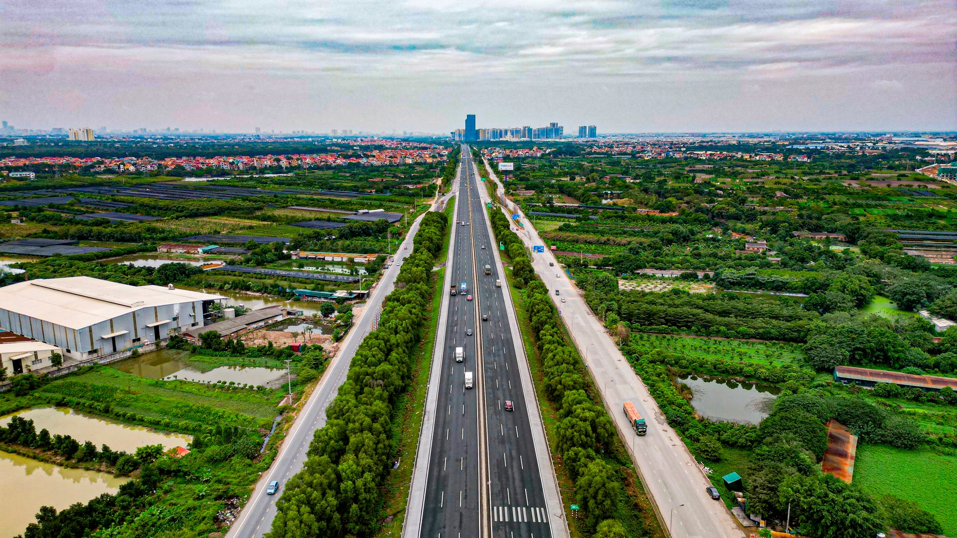 Việt Nam sở hữu một tuyến cao tốc đẹp như Châu Âu, được xây dựng theo tiêu chuẩn quốc tế - Ảnh 1