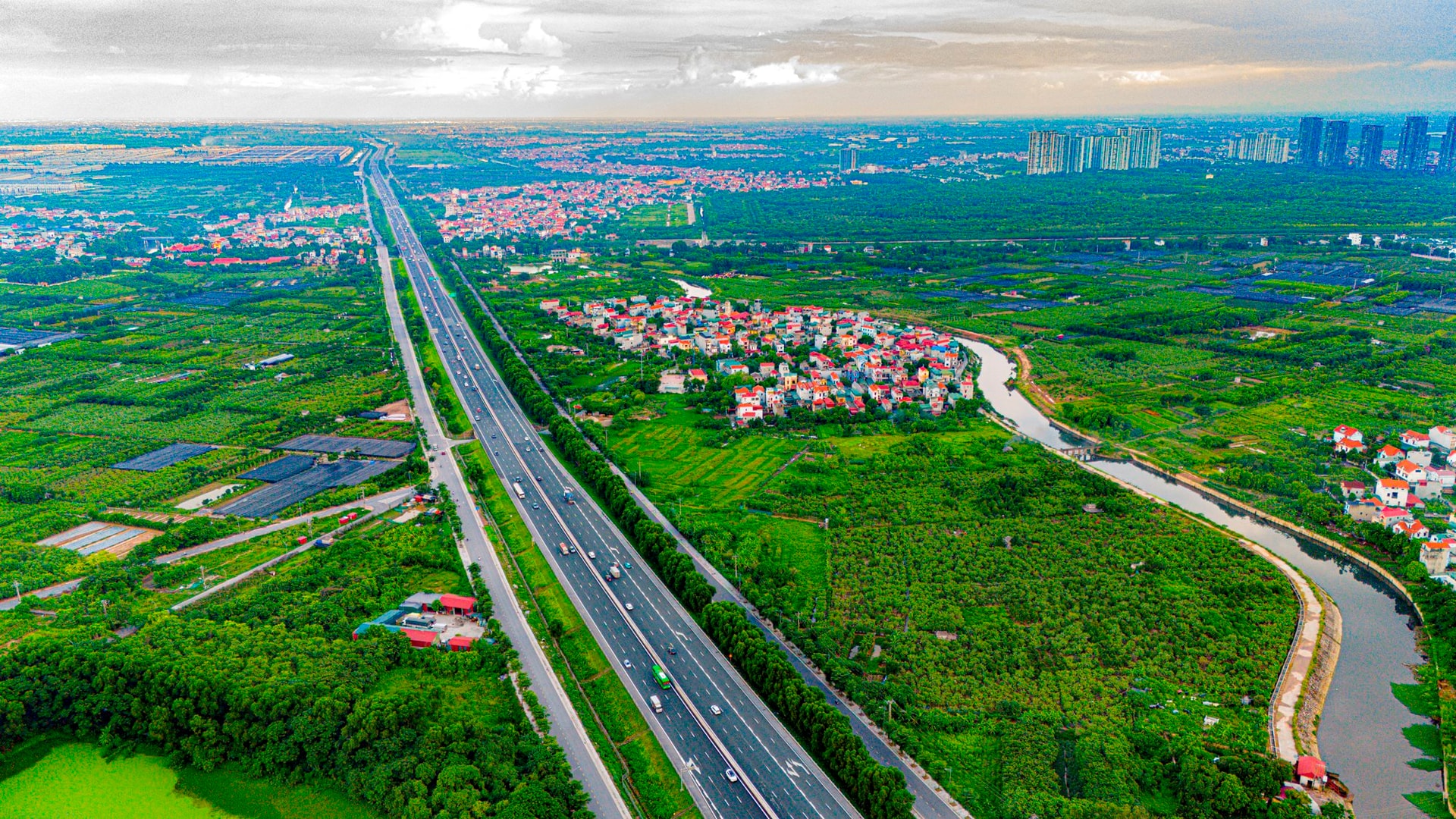 Việt Nam sở hữu một tuyến cao tốc đẹp như Châu Âu, được xây dựng theo tiêu chuẩn quốc tế - Ảnh 4
