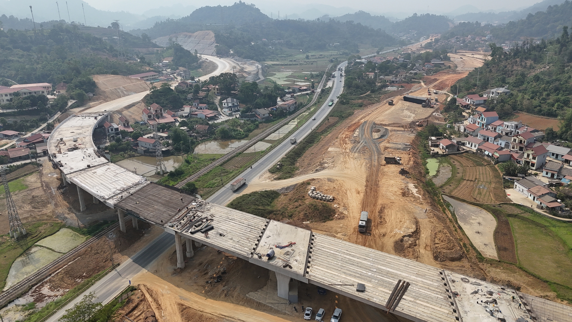 Nhiều kiến nghị để đưa cao tốc Hữu Nghị - Chi Lăng và Đồng Đăng - Trà Lĩnh sớm về đích - Ảnh 1