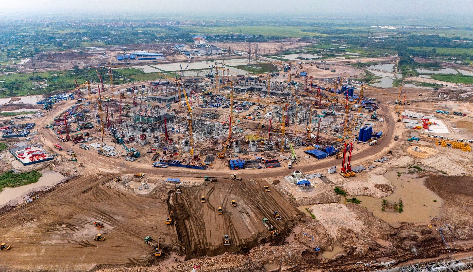700.000m3 bê tông, 124.000 tấn thép, 5.000 người làm ngày đêm: Cận cảnh công trình kỷ lục TG mới của VN - Ảnh 4