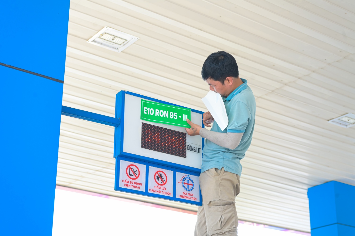 Điều gì xảy ra khi lần đầu tiên đổ xăng E10 cho xe máy? - Ảnh 2