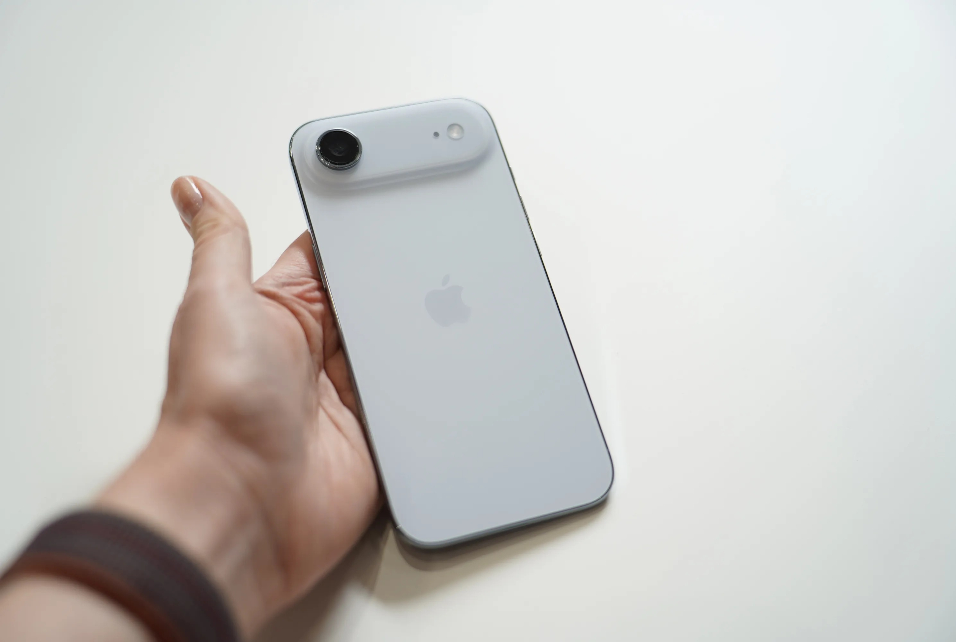 Chiếc iPhone mới ra mắt giảm không phanh hơn 10 triệu đồng, rẻ hơn iPhone 17 - Ảnh 1