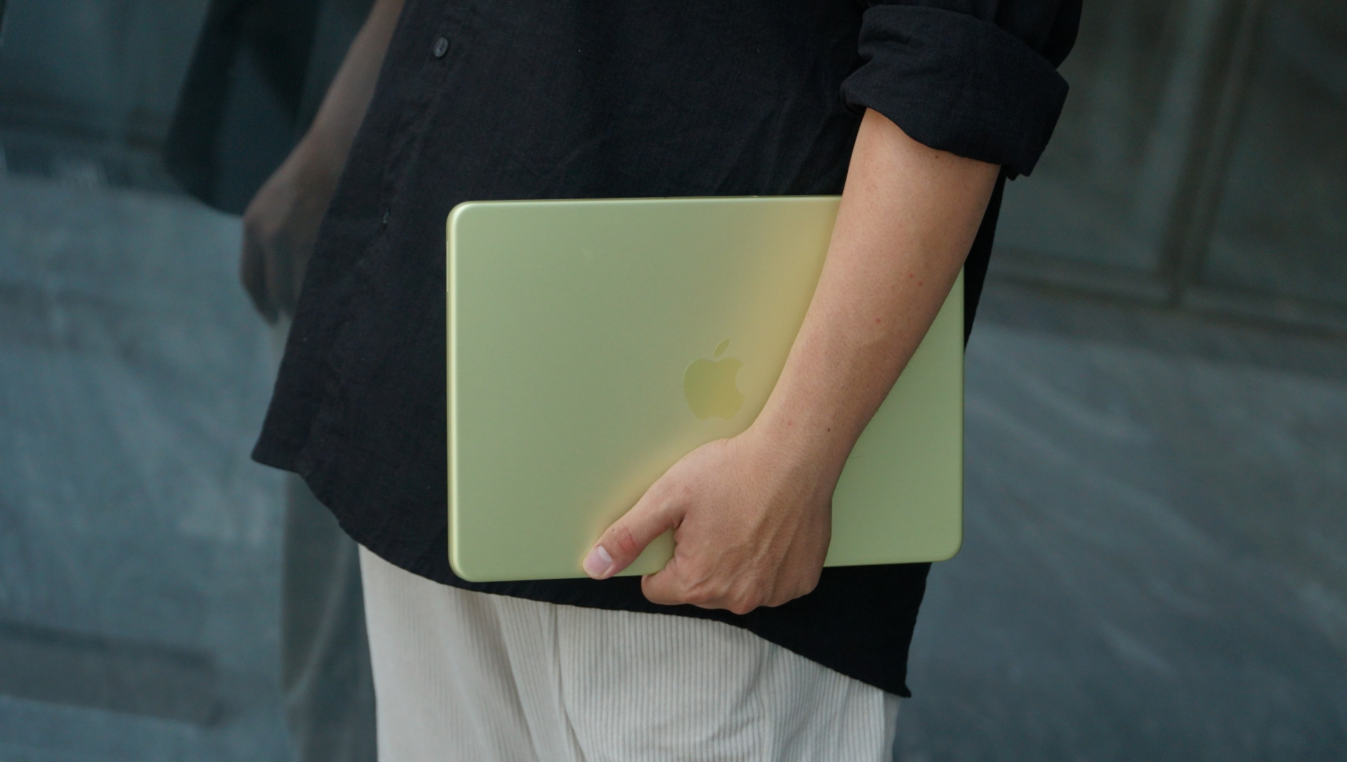 Chiếc MacBook rẻ nhất lịch sử bất ngờ giảm giá tại Việt Nam, đang "cháy hàng" diện rộng - Ảnh 1