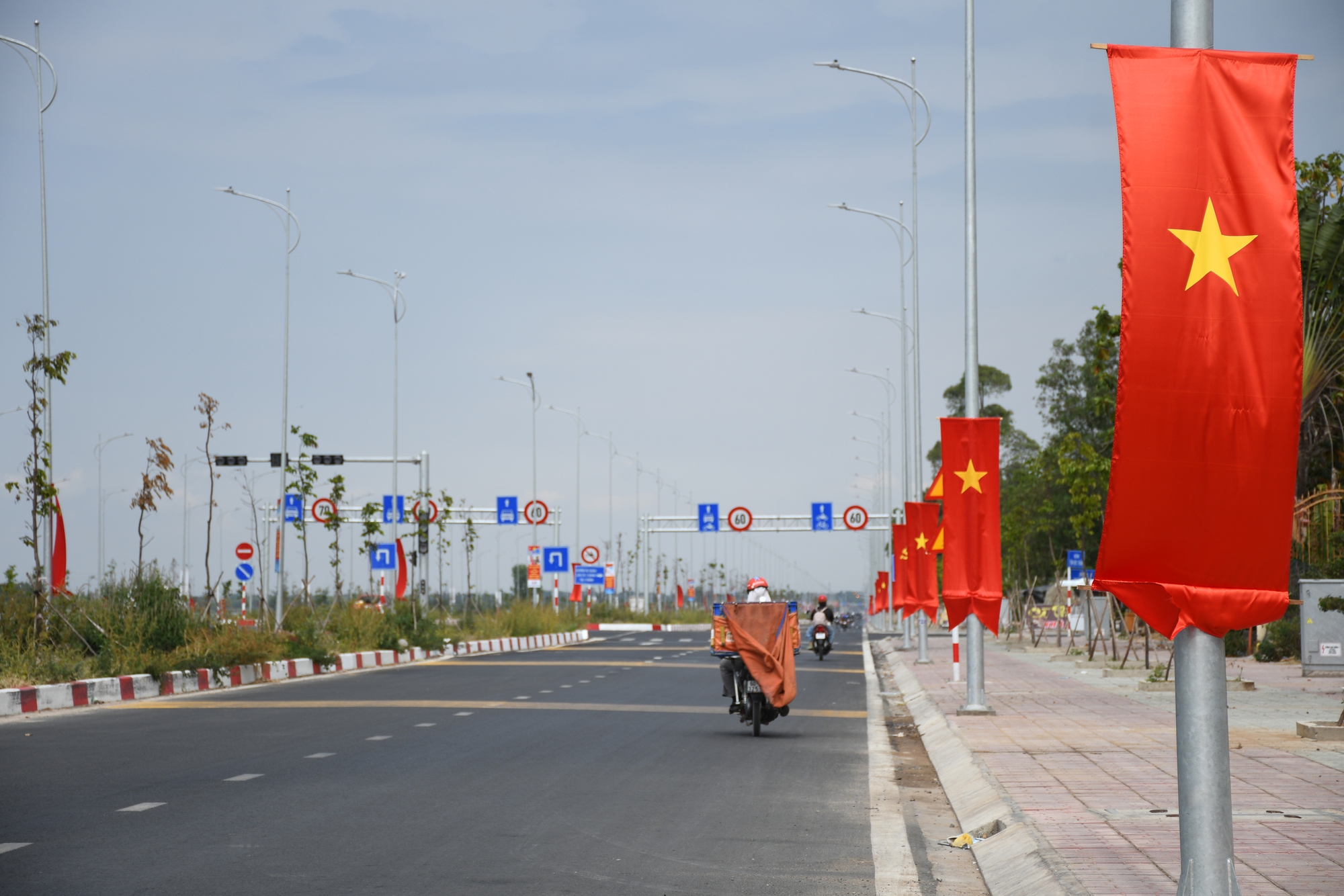 Cận cảnh đường 10 làn xe kết nối sân bay Long Thành với TPHCM - Ảnh 17